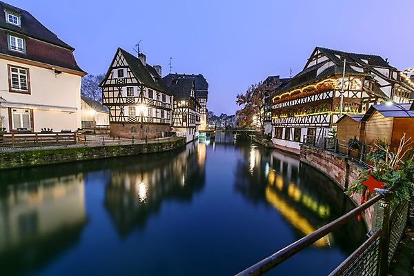 포토 JPG 해외풍경 유럽 야경 유럽풍경 사람없음 야외 건물 빛 강 프랑스 프티프랑스 스트라스부르 국내포토 해외 건축물 나라 풍경 야간 파일형식 풍경_경치