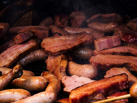 포토 JPG 검은배경 돼지고기 사람없음 아웃포커스 어둠 소시지 그릴 바비큐 굽기 구이 베이컨 국내포토 음식 백그라운드 주방용품 촬영기법 육류 검은색 가공식품 파일형식