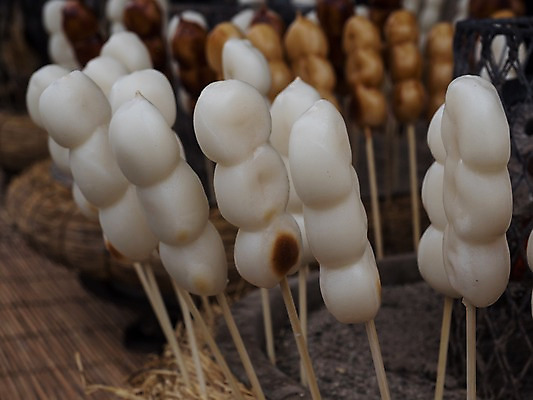 포토 JPG 주간 음식 사람없음 야외 아웃포커스 꼬치 구이 화로 꼬치구이 당고 화로구이 일본음식 국내포토 자연요소 그릇 촬영기법 파일형식