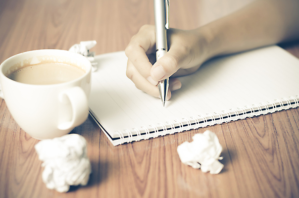 포토 JPG 해외이미지 손 커피 실내 신체부위 펜 공책 기록 잡기 종이뭉치 해외202004 해외포토 종이 음료 모션 문구용품 사람 내부 필기구 뭉치 파일형식 이미지허브