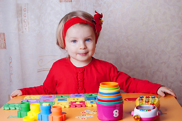 포토 JPG 해외이미지 1 옷 여자 교육 종이 어린이 2 학교 놀이 탁자 미술 한명 사람 취미 빨간색 스터디 상자 연필 유치원 성장 아기 가르침 그리기 컨테이너 연도 그림 서식 피라미드 해외202004 해외포토 건축물 산업 컬러 가구 모션 문화예술 학용품 학습 필기구 랜드마크 파일형식 이미지허브