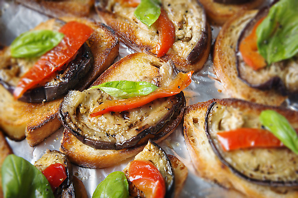 포토 JPG 해외이미지 접시 음식 빵 백그라운드 가지 샌드위치 건강 요리 사람없음 이탈리아 흰색 시골 신선 애피타이저 바게트 지중해 만취 허브 카나페 향신료 올리브 토스트 후추 바질 점심식사 브루스케타 개조 해외202004 해외포토 식물 식기 열매 유럽 바다 컬러 채소 서양음식 식사 술취함 향미료 파일형식 이미지허브