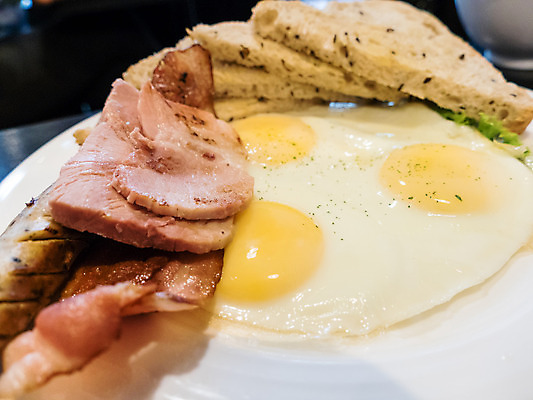 포토 JPG 해외이미지 전통 음식 빵 부분 육류 요리 사람없음 가로 계란 식사 튀김 흰색 소시지 아침식사 배열 햄 슬라이스 브런치 토스트 베이컨 노른자 점심식사 해외202004 해외포토 컬러 식재료 돼지고기 알 가공식품 파일형식 이미지허브