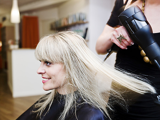 포토 JPG 해외이미지 백인 헤어스타일 디자인 여자 행복 청소년 한명 웃음 사람 앉기 20대 두명 가로 컬러풀 금발 머리카락 우아함 미용실 미용사 서비스 해외202004 숱 해외포토 서양인 직업 1 감정 컬러 컨셉 모션 표정 청년 머리 뷰티샵 파일형식 이미지허브