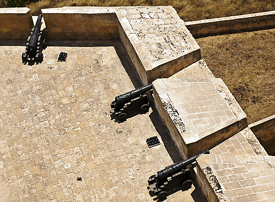 포토 JPG 해외이미지 유럽 벽 건축양식 사람없음 커튼 성 수비 중세 역사 재산 지중해 대포 강화 몰타섬 베터리 석회암 웅장함 해외202004 해외포토 건축물 건축 나라 무기 바다 섬 모션 금융 암석 몰타 파일형식 이미지허브