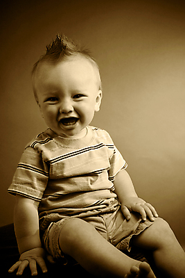 포토 JPG 해외이미지 전신 백인 행복 아들 얼굴 흑백 한명 사람 앉기 앞모습 아기 스타일 남자아기한명만 해외202004 해외포토 서양인 1 감정 뷰포인트 가족 모션 촬영기법 신체부위 남자한명만 남자아기만 파일형식 이미지허브