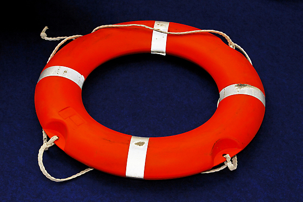 포토 JPG 해외이미지 바다 오렌지 안전 사람없음 물 반사 벨트 긴급 반지 도움 구출 부표 구명용품 헬프 해외202004 해외포토 자연요소 잡화 컨셉 과일 장신구 안전장비 파일형식 이미지허브
