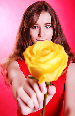 포토 JPG 해외이미지 백인 1 드레스 꽃 행복 유럽 분홍색 백그라운드 발렌타인데이 선물 사랑 한명 10대 빨간색 장미 갈색 노란색 유행 기쁨 흰색 잡기 파마 저녁 만족 꽃봉오리 통과 스타일 해외202004 해외포토 서양인 식물 헤어스타일 옷 감정 나라 컬러 모션 데이이벤트 청소년 사람 야간 파일형식 이미지허브