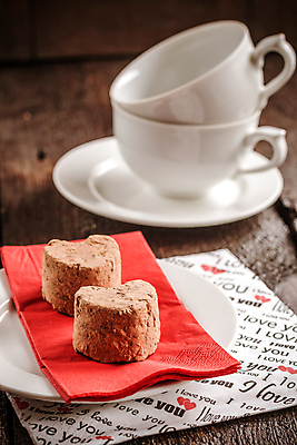 포토 JPG 해외이미지 접시 커피 음료 음식 백그라운드 컨셉 크리스마스 탁자 휴가 디저트 발렌타인데이 사탕 선물 사랑 사람없음 목재 컵 가로 빨간색 갈색 초콜릿 검은색 어둠 카페 머그컵 견과류 흰색 하트 뜨거움 달콤 맛 아침식사 가루 설탕 심볼 코코아 카카오 페스츄리 해외202004 해외포토 모양 나무 식기 기념일 감정 빵 컬러 가구 재료 데이이벤트 상점 식사 파일형식 이미지허브