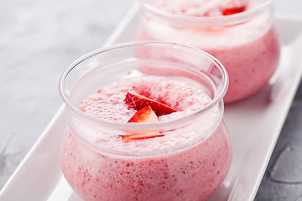 포토 JPG 해외이미지 음식 분홍색 과일 유리 딸기 디저트 실내 요리 사람없음 컵 빨간색 컬러풀 검은색 흰색 닫기 달콤 크림 유기농 베리 요거트 무스 바닐라 핸드메이드 해외202004 해외포토 식기 웰빙 컬러 모션 재질 유제품 내부 맛 파일형식 이미지허브