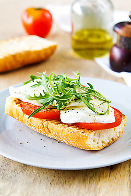 포토 JPG 해외이미지 음식 빵 다이어트 토마토 채소 치즈 건강 요리 사람없음 초록색 여름 소풍 식사 이탈리아 로켓 신선 바게트 허브 토스트 칼로리 내추럴 루꼴라 모짜렐라치즈 입가심 채식주의자 해외202004 해외포토 식물 계절 유럽 컬러 유제품 야외활동 채식 파일형식 이미지허브