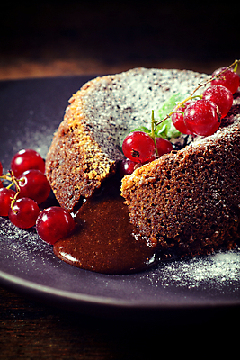 포토 JPG 해외이미지 접시 실내 근접촬영 사람없음 초콜릿 흐름 달콤 레드커런트 슈가파우더 커런트 해외202004 퐁당오쇼콜라 해외포토 식기 열매 뷰포인트 컨셉 디저트 내부 맛 파일형식 이미지허브