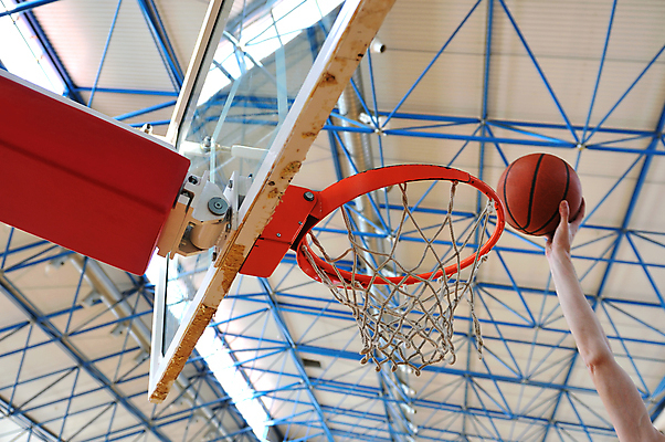 포토 JPG 해외이미지 손 농구 농구공 실내 아웃포커스 신체부위 운동 잡기 슛 농구대 팔 농구장 해외포토 공 스포츠시설 모션 촬영기법 건강 사람 내부 구기 골대 파일형식 이미지허브