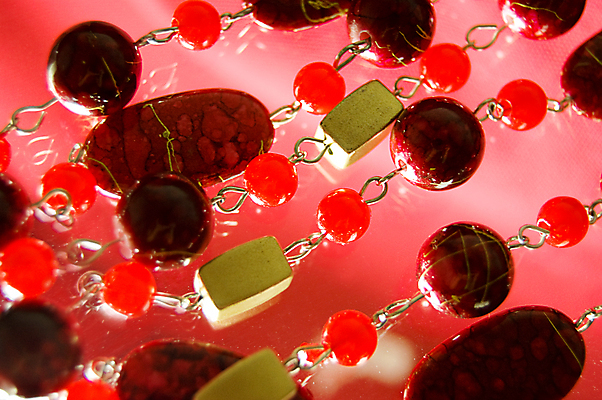 포토 JPG 해외이미지 모양 디자인 백그라운드 꽃무늬 목걸이 유리 추상 사람없음 장식 빨간색 빛 컬러풀 반사 쌓기 금속 활발 화려 그리기 보석 묘사 모음 해외202004 해외포토 꽃 컬러 컨셉 무늬 장신구 모션 재질 한글 광석 파일형식 이미지허브