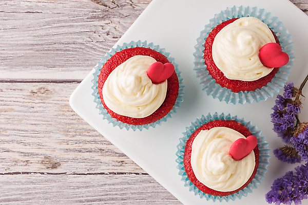 포토 JPG 해외이미지 꽃 실내 사람없음 하이앵글 하트 세개 컵케이크 나무배경 해외202004 레드벨벳 해외포토 모양 식물 뷰포인트 백그라운드 디저트 3 내부 케이크 파일형식 이미지허브