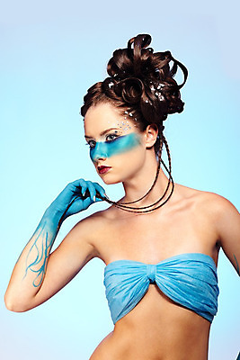 포토 JPG 해외이미지 백인 모델 헤어스타일 응시 여자 유럽 얼굴 한명 사람 파란색 유행 페인트 화장품 흰색 정상 바디페인팅 해외202004 해외포토 서양인 1 시선 나라 컬러 신체부위 뷰티 파일형식 이미지허브