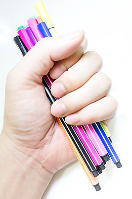 포토 JPG 해외이미지 학생 손 디자인 교육 종이 백그라운드 비즈니스 표시 아이디어 미술 사람 사람없음 그래픽 사무실 연필 펜 검은색 흰색 인사 잡기 발표 메시지 끝 계획 스케치 편지 사인 싱글 그림 문서 고립 펠트 편지쓰기 해외202004 해외포토 컬러 컨셉 모션 문화예술 학용품 신체부위 필기구 기록 예절 파일형식 천_직물 이미지허브