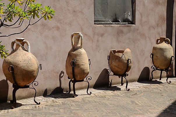 포토 JPG 해외이미지 나무 전통 손 선 벽 패턴 창문 낚시 유물 그림자 사람없음 장식 초록색 빛 갈색 꽃병 검은색 성경 침묵 이탈리아 수확 골동품 흰색 시간 조끼 도자기 구멍 역사 보행로 보호 냄비 로마 수집 철 낚시꾼 유리주전자 고고학 고립 깨짐 세기 옛날 줄서기 핸드메이드 해외202004 해외포토 식물 교육 꽃 유럽 길 컬러 컨셉 무늬 농업 종교용품 모션 유리 주전자 레저 신체부위 소리 외투 솥 파일형식 이미지허브