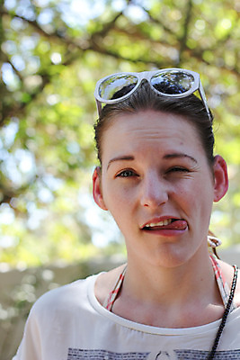 포토 JPG 해외이미지 백인 1 응시 여자 감정 얼굴 갈색머리 한명 사람 성인 야외 선글라스 머리 흰색 표현 입 유머 찡그림 혀 보여주기 창백 해외202004 해외포토 서양인 헤어스타일 시선 안경 컬러 모션 표정 신체부위 파일형식 이미지허브