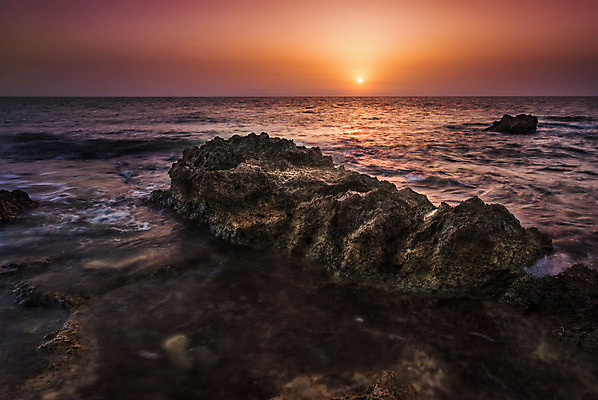 포토 JPG 해외이미지 파도 바다 여행 오렌지 아프리카 자연 하늘 표면 아침 휴가 휴식 풍경 사람없음 야외 빨간색 물 여름 햇빛 태양 일출 맑음 침묵 일몰 활발 바위 지중해 장면 암초 내추럴 튀니지 수평선 해외202004 해외포토 주간 자연요소 계절 나라 컬러 컨셉 과일 날씨 노을 소리 돌_바위 생태계 파일형식 이미지허브