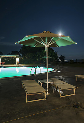 포토 JPG 해외이미지 나무 섬 여행 우산 자연 하늘 호텔 휴가 휴식 수영장 손바닥 사람없음 야외 장식 물 파란색 수영 일몰 고급 야간 빌라 그리스 휴양지 선베드 터키석 해외202004 해외포토 자연요소 식물 손 유럽 컬러 컨셉 의자 숙소 주택 노을 장소 수상스포츠 보석 생태계 파일형식 이미지허브