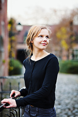 포토 JPG 해외이미지 학생 바람 거리 한명 서기 야외 세로 금발 햇빛 수확 조약돌 도시 보행로 복고 되감기 해외202004 해외포토 자연요소 1 헤어스타일 길 농업 모션 날씨 사람 태양 돌_바위 파일형식 이미지허브