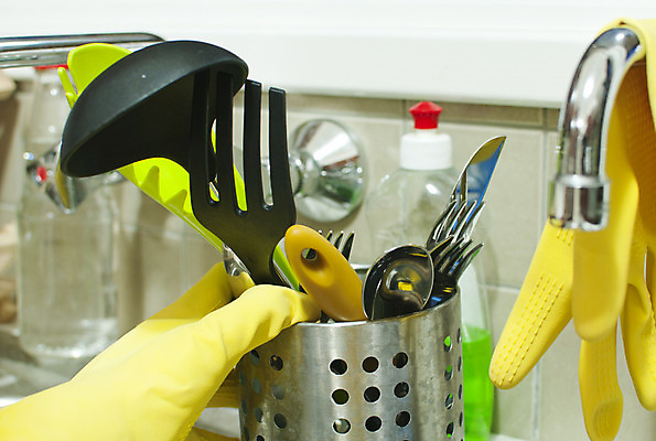 포토 JPG 해외이미지 그릇 식기 손 장갑 주택 사람없음 노란색 숟가락 액체 칼 씻기 플라스틱 청소 싱크대 해외202004 해외포토 잡화 컬러 재질 수저 건물 신체부위 청결 개수대 파일형식 이미지허브