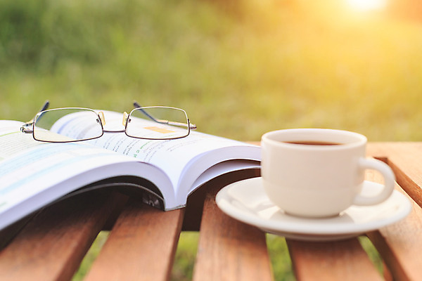 포토 JPG 해외이미지 안경 커피 음료 백그라운드 탁자 아침 콩 실내 사람 사람없음 목재 책 컵 갈색 식당 검은색 어둠 카페 에너지 머그컵 수확 흰색 시골 신선 뜨거움 닫기 아침식사 수증기 고객 아로마 카푸치노 에스프레소 카페인 해외202004 해외포토 주간 나무 식기 잡화 컬러 가구 농업 재료 모션 곡류 내부 상점 식사 파일형식 이미지허브