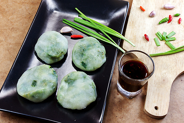 포토 JPG 해외이미지 음식 잎 채소 건강 마늘 요리 사람없음 중국 신선 보따리 유기농 밀가루 부추 페스츄리 해외202004 해외포토 식물 웰빙 아시아 빵 가루 파일형식 이미지허브