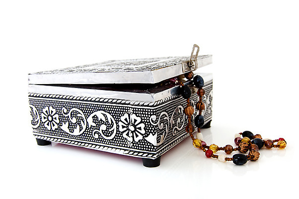 포토 JPG 해외이미지 백그라운드 목걸이 사람없음 상자 금속 골동품 오픈 재산 은색 보석 가득함 보물 고립 궤 해외202004 해외포토 컬러 장신구 재질 금융 광석 파일형식 이미지허브