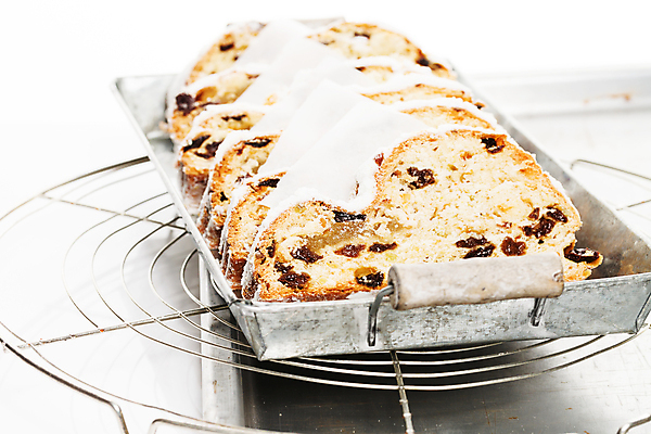 포토 JPG 해외이미지 전통 계절 음식 조각 크리스마스 겨울 과일 휴가 디저트 건조 쟁반 사탕 사람없음 갈색 케이크 얼음 흰색 대접 달콤 은색 가루 설탕 굽기 향신료 매움 슬라이스 아몬드 건포도 핸드메이드 해외202004 해외포토 자연요소 기념일 컬러 포도 견과류 맛 구이 건과일 향미료 파일형식 이미지허브