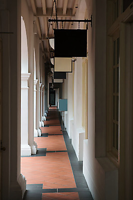 포토 JPG 해외이미지 전통 배너 외관 유럽 선 벽 여행 건축양식 호텔 거리 바닥 주택 간판 그림자 사람없음 건물 장식 빛 문 상점 검은색 어둠 수확 바위 흰색 램프 기둥 도시 복도 중세 역사 클래식 닫기 중앙 사인 통로 아치 타운 식민지 옛날 스타일 해외202004 해외포토 건축물 건축 나라 컬러 컨셉 농업 모션 숙소 조명 돌_바위 파일형식 이미지허브