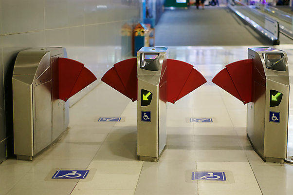 포토 JPG 해외이미지 선 여행 의자 교통시설 출입구 화살 사람없음 내부 빨간색 초록색 빛 문 동전 기계 장비 기차 도시 바퀴 신용카드 티켓 터널 전철 역 공항 장애인 입장 사인 보안 대문 승객 시스템 지하 일반 통과 단상 자동 제어 줄서기 터미널 해외202004 해외포토 길 육상교통 컬러 가구 교통 돈 모션 대중교통 안전 금융 시설 장애 파일형식 이미지허브