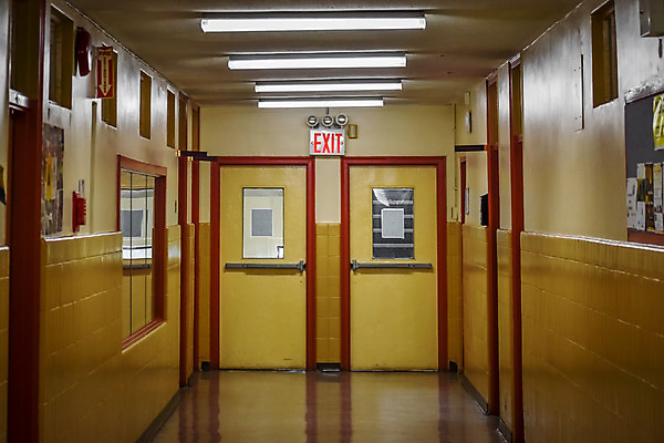 포토 JPG 해외이미지 학생 디자인 교육 벽 백그라운드 컨셉 건축양식 학교 출입구 바닥 실내 안전 사람없음 내부 건물 빛 컬러풀 반사 문 금속 어둠 방 긴급 복도 사물함 사인 통로 대학교 잠금 문학 수납 철강 오싹 해외202004 해외포토 건축물 건축 컬러 재질 보안 파일형식 이미지허브