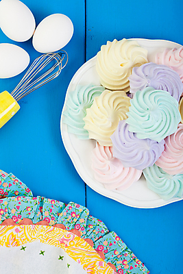 포토 JPG 해외이미지 접시 음식 분홍색 재료 디저트 부활절 요리 사람없음 목재 초록색 파란색 수건 노란색 쌓기 쿠키 보라색 기구 시골 대접 신선 달콤 굽기 먹기 민트 머리위 자수 손질 머랭 채찍 파스텔톤 핸드메이드 행주 방식 해외202004 머랭쿠키 해외포토 나무 식기 기념일 컬러 모션 위생용품 맛 청소도구 구이 허브 파일형식 이미지허브