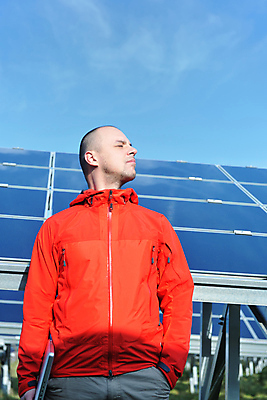 포토 JPG 해외이미지 주간 남자 하늘 한명 들기 상반신 성인 야외 앞모습 노트북 태양에너지 집열판 성인남자한명만 해외202004 해외포토 자연요소 1 뷰포인트 모션 사람 전자제품 그린에너지 남자한명만 성인남자만 파일형식 이미지허브