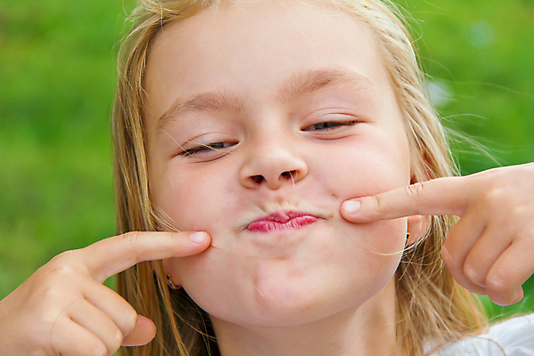 포토 JPG 해외이미지 백인 여학생 유럽 어린이 한명 미소 웃음 파란색 금발 흰색 9 8 6 7 해외202004 해외포토 서양인 1 학생 헤어스타일 여자 나라 컬러 표정 사람 숫자 파일형식 이미지허브