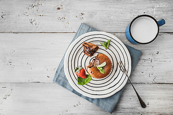 포토 JPG 해외이미지 접시 조각 백그라운드 포크 잎 탁자 딸기 디저트 요리 사람없음 목재 컵 가로 빨간색 초록색 파란색 갈색 케이크 금속 초콜릿 빵집 우유 흰색 도자기 달콤 굽기 먹기 민트 준비 냅킨 반죽 페스츄리 해외202004 해외포토 나무 식물 식기 음식 빵 컬러 가구 과일 재료 모션 재질 유제품 상점 맛 구이 허브 파일형식 이미지허브