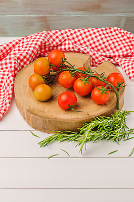 포토 JPG 해외이미지 식물 음식 백그라운드 잎 농업 다이어트 토마토 채소 재료 자연 탁자 건강 요리 사람없음 빨간색 초록색 우주 침묵 이탈리아 수확 나뭇가지 시골 신선 조미료 체리 맛 작음 다발 지중해 먹기 허브 향신료 유기농 날것 향료 향 로즈메리 내추럴 숙성 채식주의자 해외202004 해외포토 나무 웰빙 유럽 산업 바다 컬러 가구 컨셉 과일 모션 소리 크기 생태계 채식 향기 냄새 향미료 파일형식 이미지허브