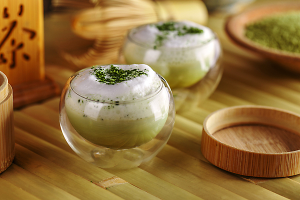 포토 JPG 해외이미지 실내 사람없음 아웃포커스 컵 거품 다기 녹차 녹차라떼 말차 나무배경 해외202004 말차라떼 해외포토 식기 백그라운드 촬영기법 내부 차_음료 다도 라떼 파일형식 이미지허브