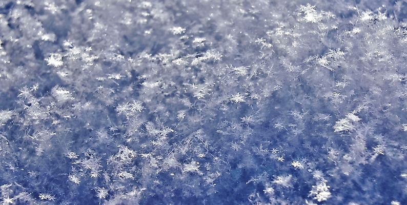 포토 JPG 해외이미지 디자인 계절 백그라운드 크리스마스 겨울 패턴 자연 유리 아침 날씨 사람없음 물 파란색 빛 햇빛 얼음 추위 백발 흰색 눈송이 작음 시원함 낟알 크리스탈 묘사 질감 서리 북쪽 고드름 내추럴 폭설 눈내림 해외202004 해외포토 주간 자연요소 헤어스타일 기념일 컬러 무늬 재질 눈_날씨 태양 크기 광석 자연재해 방향 생태계 파일형식 이미지허브