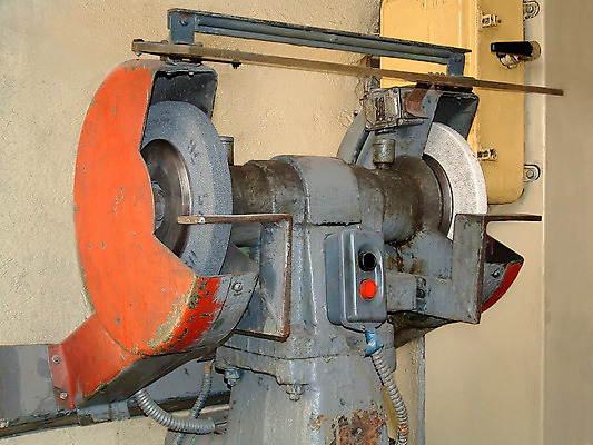 포토 JPG 해외이미지 직업 산업 벤치 비즈니스 직장 안전 사람없음 금속 공구 업무 작업 바퀴 도자기 수리 역 제조 보호 위험 철 타일 서비스 다이아몬드 그라인더 엔진 정비공 땅바닥 송곳 작동 철강 해외202004 해외포토 컨셉 의자 회사 교통시설 재질 바닥 도구 기술자 보석 커피용품 파일형식 이미지허브