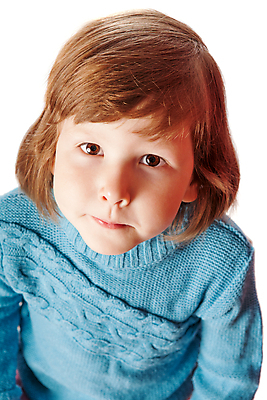 포토 JPG 해외이미지 백인 감정 얼굴 어린이 생각 짧은머리 한명 파란색 금발 머리 희망 놀람 올려보기 흰색 표현 닫기 스웨터 호기심 고립 배려 심각 해외202004 해외포토 서양인 1 헤어스타일 컬러 컨셉 상의 모션 표정 사람 신체부위 파일형식 이미지허브