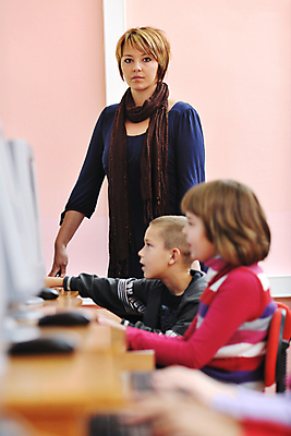 포토 JPG 해외이미지 여자 교육 남자 행복 어린이 의자 교실 학교 수업 함께함 한명 사람 앉기 소년 여러명 성인 친구 스터디 컴퓨터 교사 가르침 그룹 책상 해외202004 해외포토 직업 1 감정 가구 다수 컨셉 관계 모션 전자제품 학습 파일형식 이미지허브