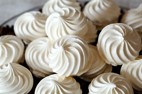 포토 JPG 해외이미지 접시 회색배경 서양음식 실내 사람없음 쿠키 달콤 머랭 해외202004 머랭쿠키 해외포토 식기 음식 백그라운드 디저트 내부 회색 맛 파일형식 이미지허브