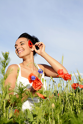 포토 JPG 해외이미지 여자 꽃 행복 꽃다발 밭 자연 하늘 휴식 한명 미소 웃음 야외 빨간색 세로 초록색 여름 파란색 봄 잡기 개화 검은머리 수집 양귀비 배려 수레국화 성인여자만 해외202004 해외포토 식물 1 헤어스타일 계절 감정 컬러 컨셉 농업 모션 표정 사람 생태계 여자만 성인만 파일형식 이미지허브