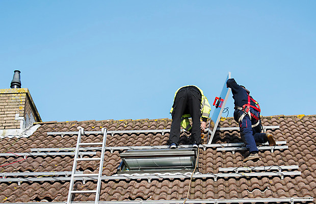 포토 JPG 해외이미지 직업 교육 남자 산업 사다리 학교 지붕 벽돌 노동자 주택 안전 사람 성인 야외 두명 건물 초록색 파란색 태양 환경 힘 재활용 장비 에너지 벨트 도구 공구 작업 판넬 수리 안전모 헬멧 상업 태양에너지 세대 설치 해외202004 해외포토 자연요소 건축물 잡화 컬러 그린에너지 안전장비 보호장비 친환경 파일형식 이미지허브