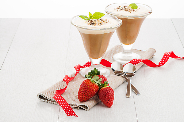 포토 JPG 해외이미지 리본 딸기 디저트 잔 실내 사람없음 숟가락 식탁보 달콤 민트 흰배경 무스 초코맛 해외202004 해외포토 식기 음식 백그라운드 과일 수저 내부 초콜릿 흰색 맛 허브 파일형식 이미지허브