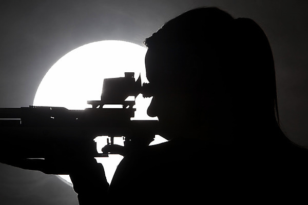 포토 JPG 해외이미지 직업 긴머리 실루엣 스포츠 한명 그래픽 가로 어둠 경쟁 고급 위험 발사 집중 묘사 특별함 해외202004 해외포토 1 헤어스타일 컨셉 촬영기법 사람 파일형식 이미지허브