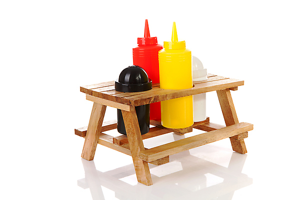 포토 JPG 해외이미지 음식 탁자 사람없음 목재 소풍 플라스틱 오브젝트 소금 후추 고립 해외202004 해외포토 나무 가구 재료 재질 야외활동 향신료 파일형식 이미지허브